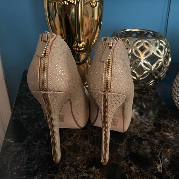 Call it spring Beautiful Beige and Gold heels with a zipper back detail..Size 7 - Picture 2 of 3